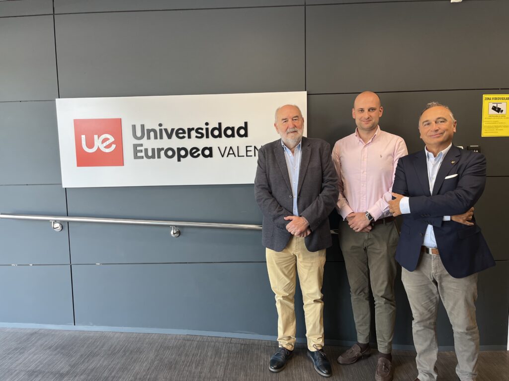 Javier Bonastre, coordinador de Fisioterapia de la UEV, acompañado por el presidente y el vicepresidente de la Academia de Fisioterapia de la Comunidad Valenciana.