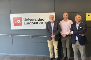 Javier Bonastre, coordinador de Fisioterapia de la UEV, acompañado por el presidente y el vicepresidente de la Academia de Fisioterapia de la Comunidad Valenciana.