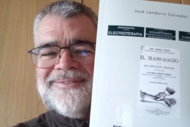 José Lendoiro sostiene su nuevo libro sobre Historia de la Fisioterapia