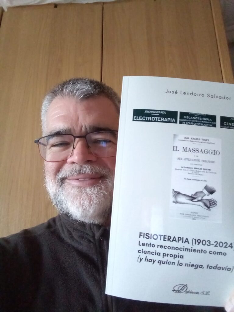 José Lendoiro sostiene su nuevo libro sobre Historia de la Fisioterapia